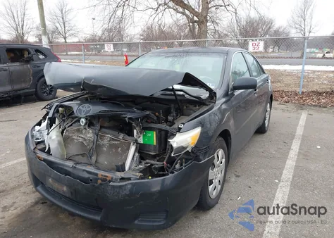 2010 Toyota Camry Le z USA, uszkodzony, nr VIN 4T1BF3EK4AU015190